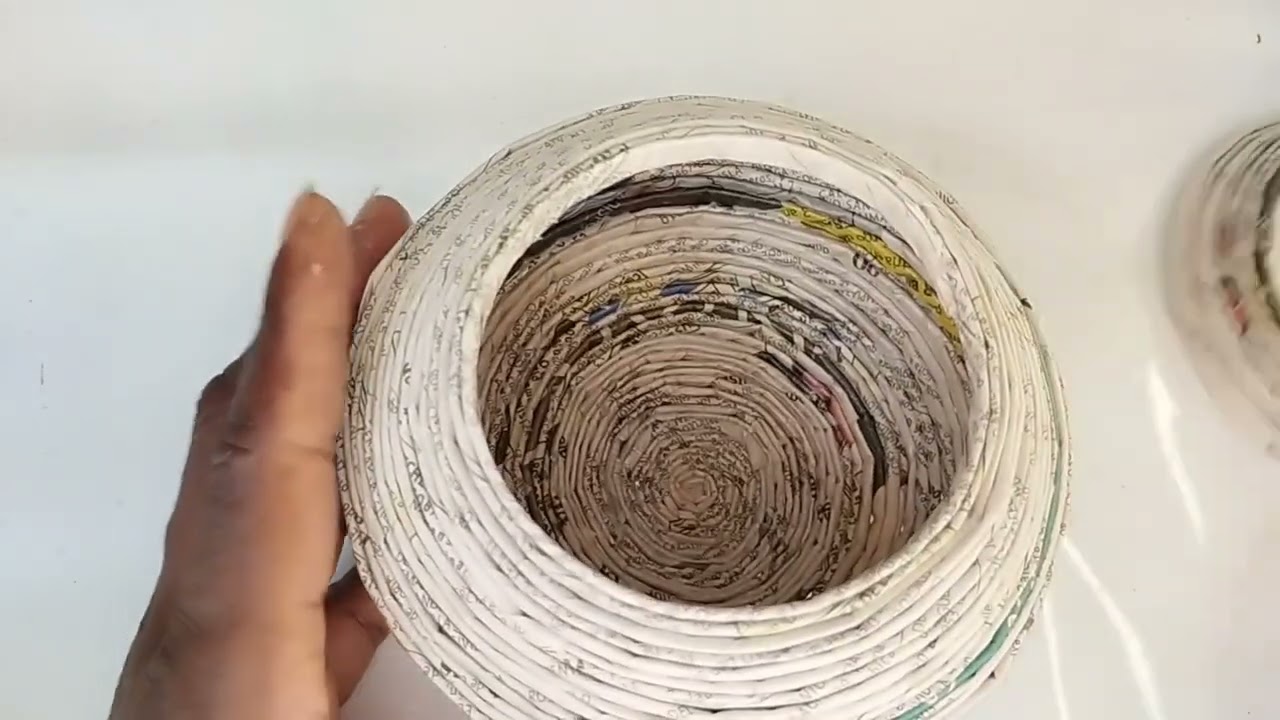 Cómo hacer un Jarrón con Tubos de Papel Periódico Fácil /  DiY flower vase made of scraft paper