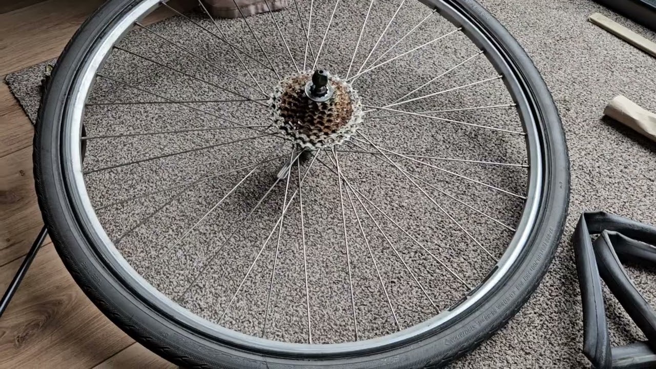 Binnenband achterzijde vervangen met Frans ventiel Elegance MC fiets Shimano derailleur