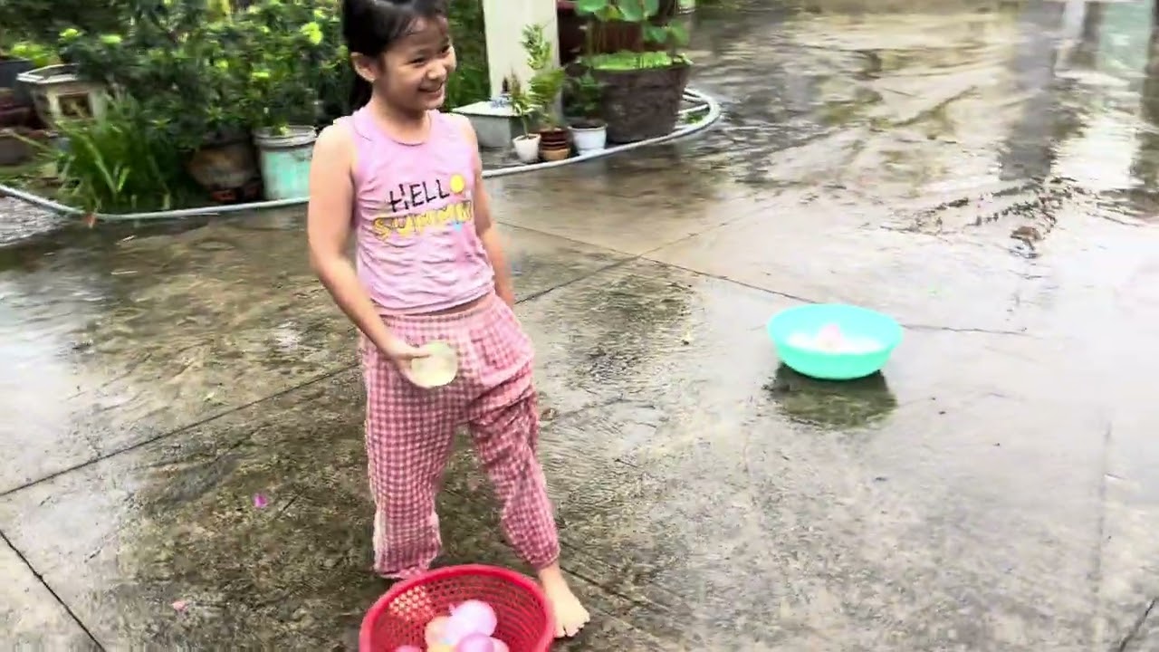 Trò chơi ném bong bóng nước tuổi thơ T8.2025