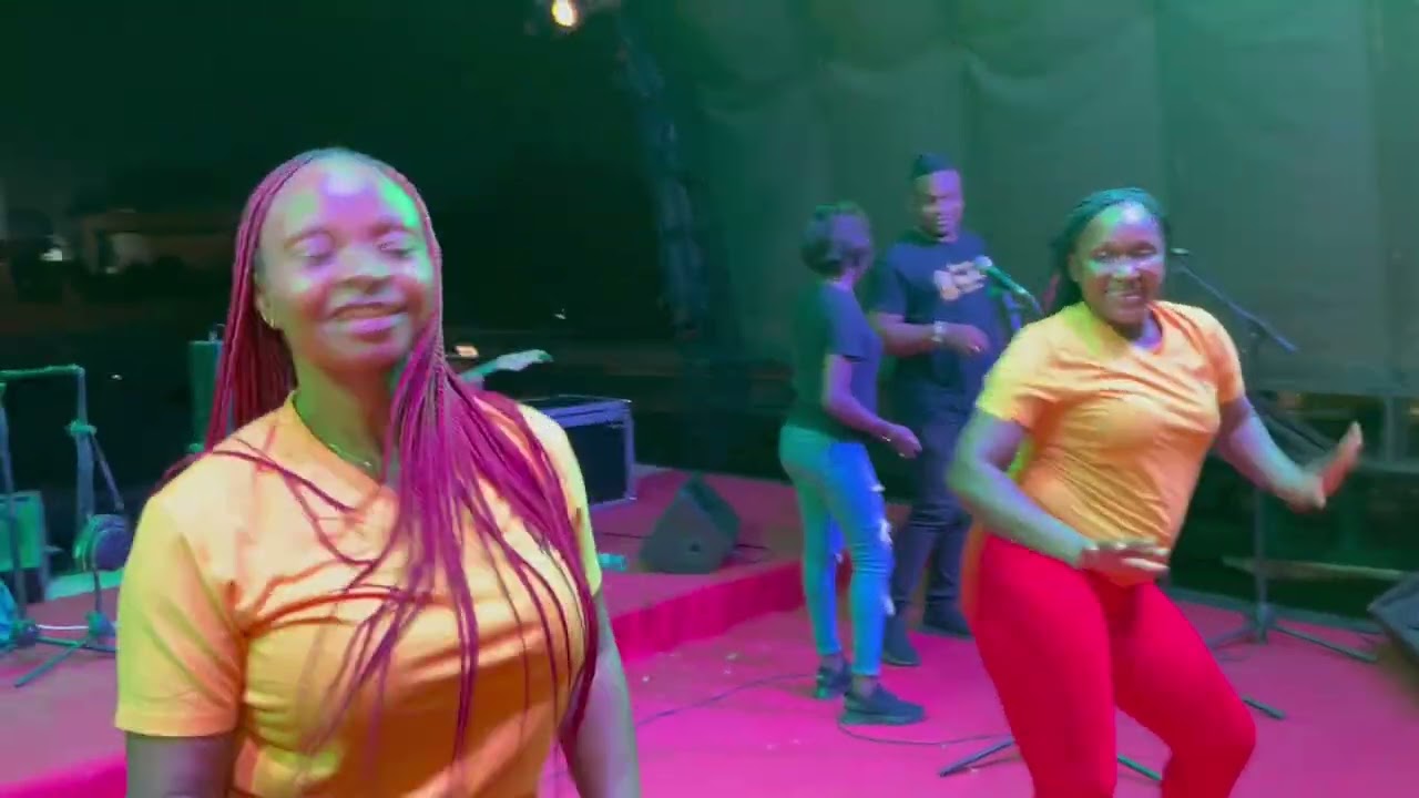 ARKANGE - interprete Mumi live Douala fistade (petit pays)