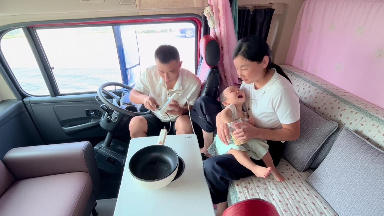Truck driver couple cooking in their truck #truckdriver #truck #trucklife #familyvlog #travel【HebeiD