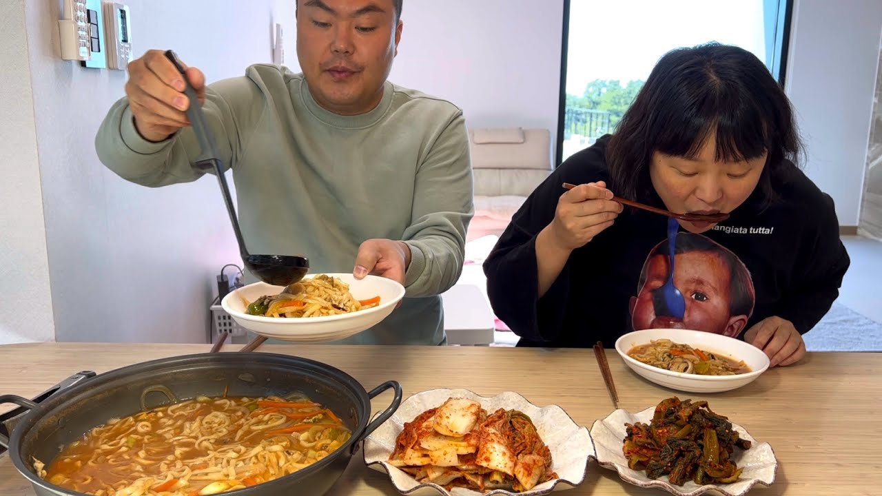 SUB) 쌀쌀한 가을 날씨에 얼큰한 해물칼국수 해먹기~!! | Home meal (Spicy Seafood Kalguksu) Mukbang