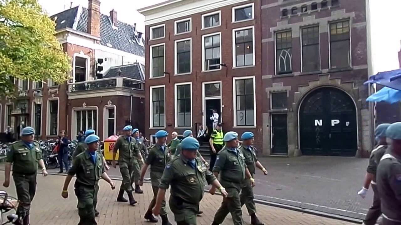 Defilé 44 pantserinfanterie bataljon Regiment Infanterie Johan Willem Friso