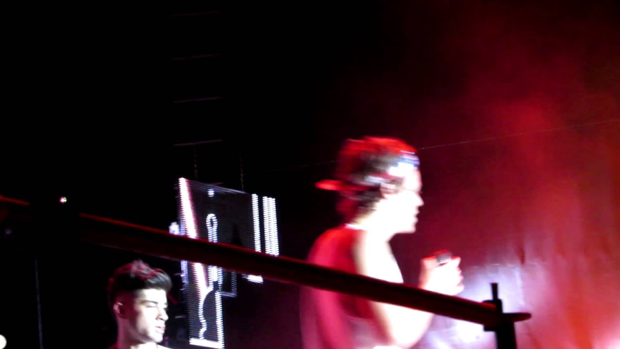 One Direction at Hershey Park - What Makes You Beautiful