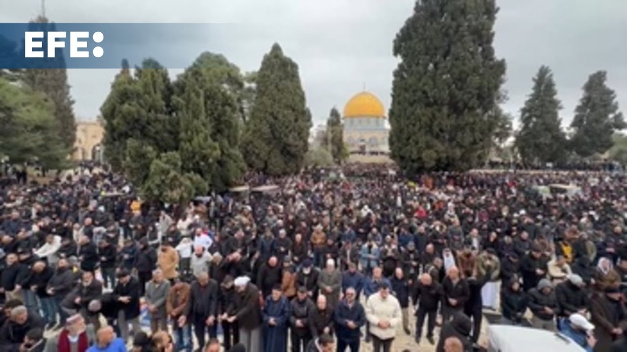 Unos 90.000 fieles rezan en Al Aqsa el primer viernes de Ramadán pese a las restricciones
