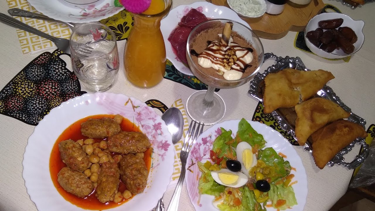 بوراك العجين فارغ من داخل و خفيف مع طبق المحوت و تحلية خفيفة