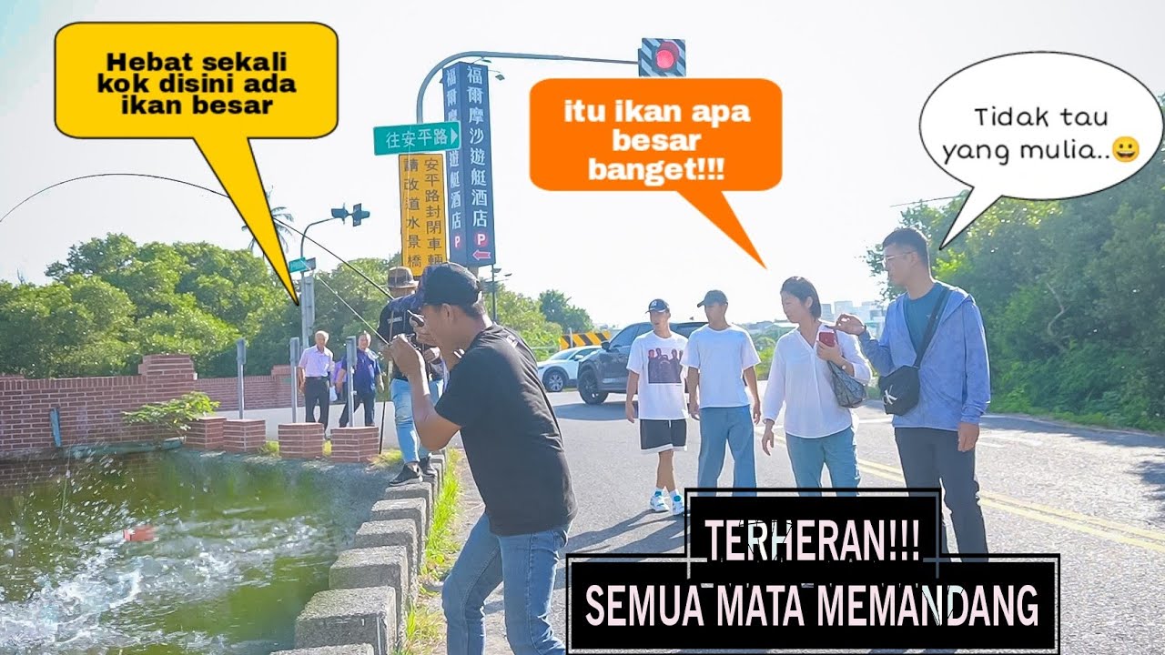Warga terheran!!Melihat pemancing indonesia dapat ikan besar di pinggir jalan