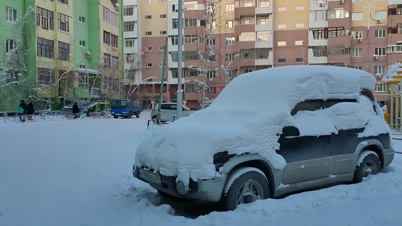 Старые дома сносят, строят новые в Якутске. Ходим по дворам. Китайская стена. Пробки из машин!