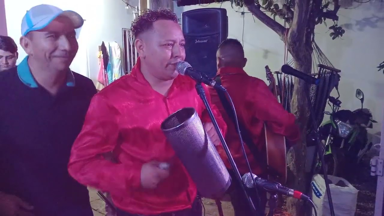 Dos botellas de Mezcal, los Razos del Sur Honduras.