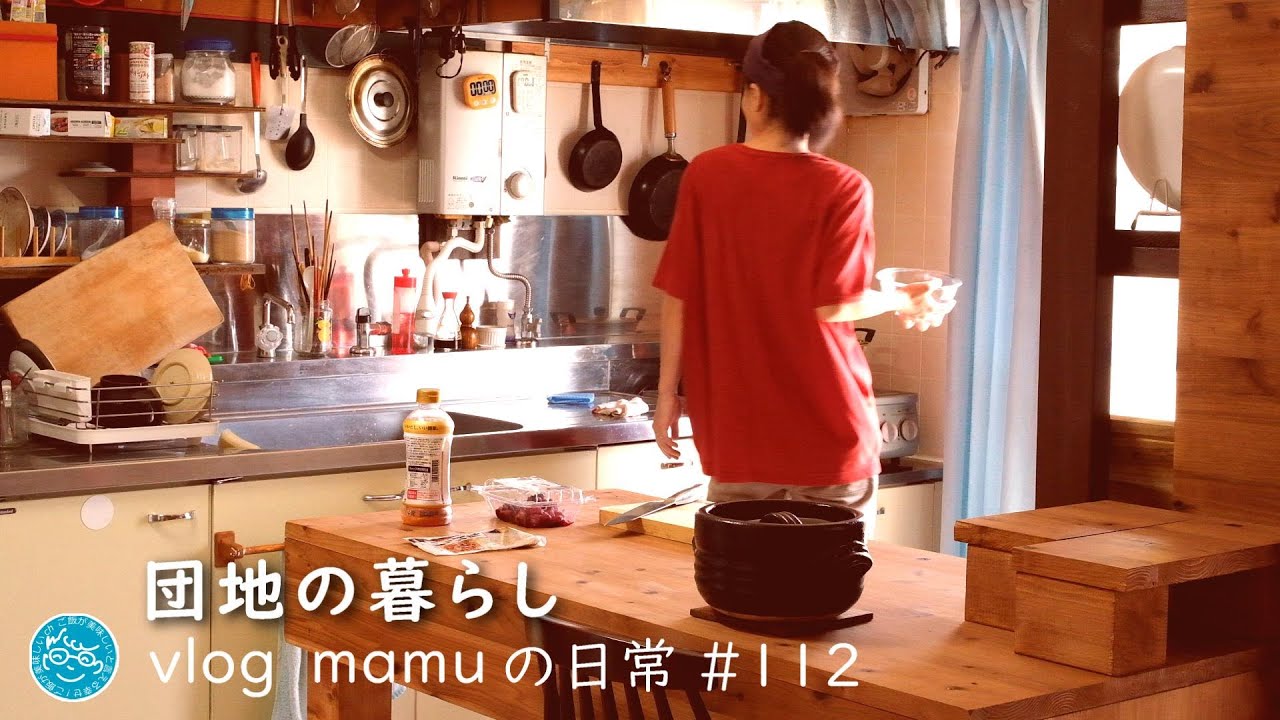 おにぎりと丸かじりキュウリのお昼ごはん。