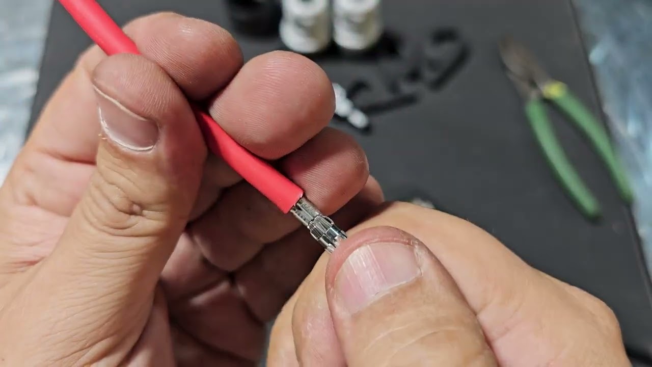 Cum sertizam conectorii MC4 pentru panouri fotovoltaice pe conductor solar? [materiale by HELUKABEL]