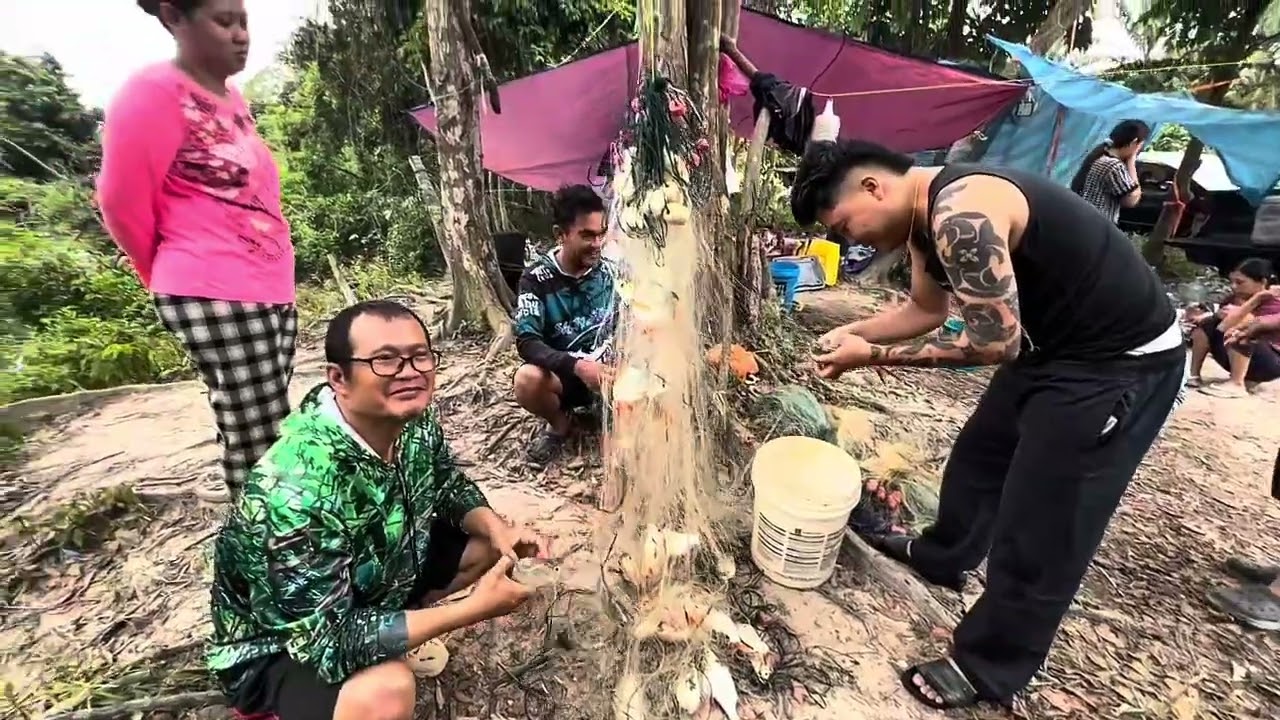 Pasang dua jaring dapat ikan bergini banyak.#kita bakar ikan pakai daun pisang👍👍😋😋