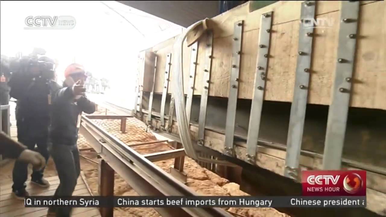 Haihunhou Cemetery: Inner coffin moved to nearby lab