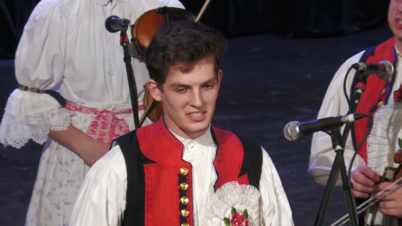 VELKÁ NAD VELIČKOU-Mladá cimbálová muzika MUZIKAŠA z Nivnice při fašankové besedě v centru Horňácka