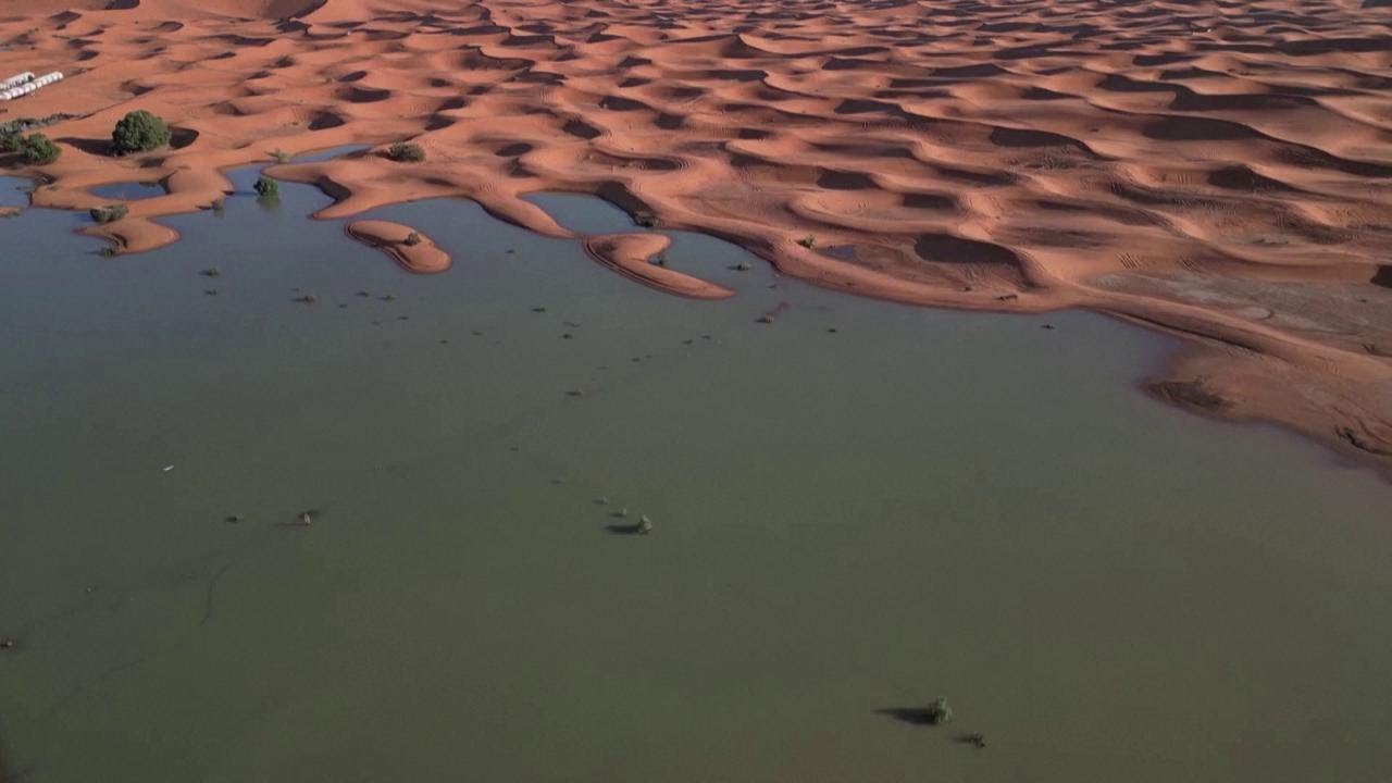 Il deserto del Sahara allagato: acqua e non sabbia, lo scenario apocalittico dal drone