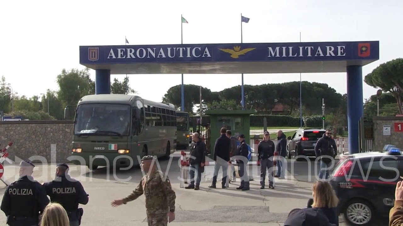 Partiti da Pratica di mare i bus con a bordo gli italiani provenienti dalla Cina