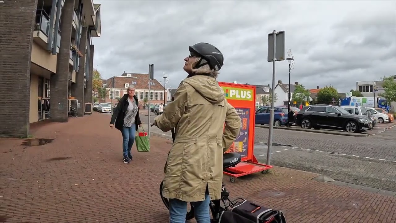 Een vers broodje halen en Margôt wil even naar de Action 😂 #2022-155