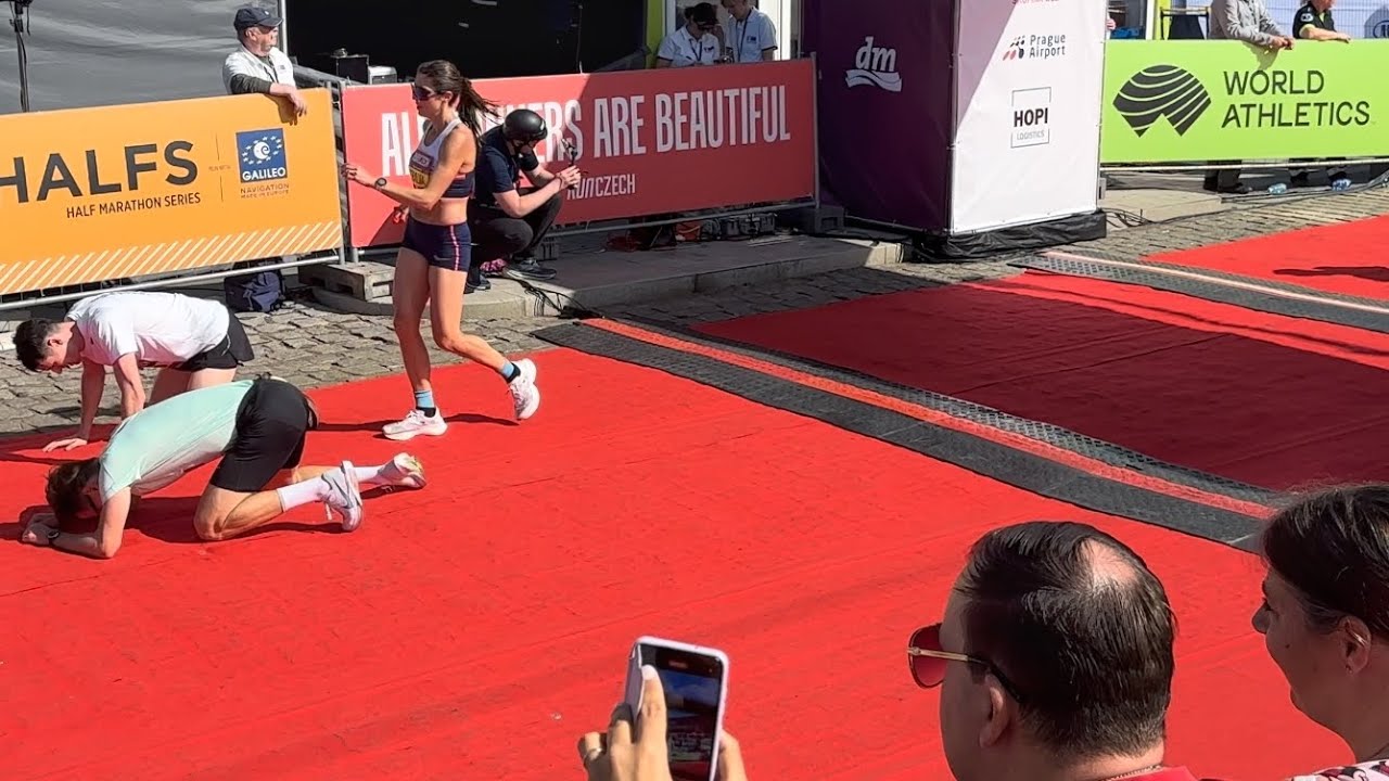 Všichni běžci na startu 👏 #runczech All runners Prague Halfmarathon 2024 @Runczech