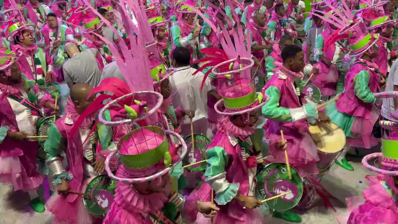 Desfile da Bateria da Mangueira no carnaval 2022