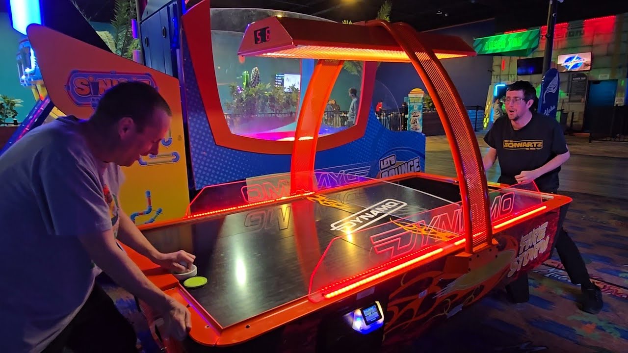 Брендан и я играем в напряженный аэрохоккей в Malibu Jacks Lexington (1 февраля 2026 г.)