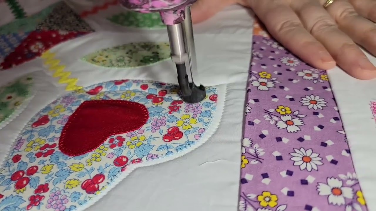 Echo Fill Tulip Quilt with leaves and swirls free motion longarm quilting by Adria Good