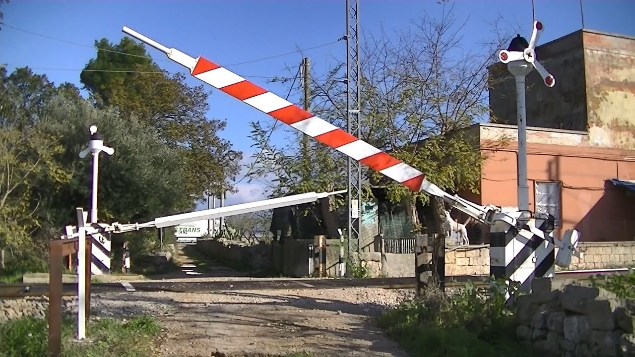 Spoorwegovergang Casamassima (I) // Railroad crossing // Passaggio a livello