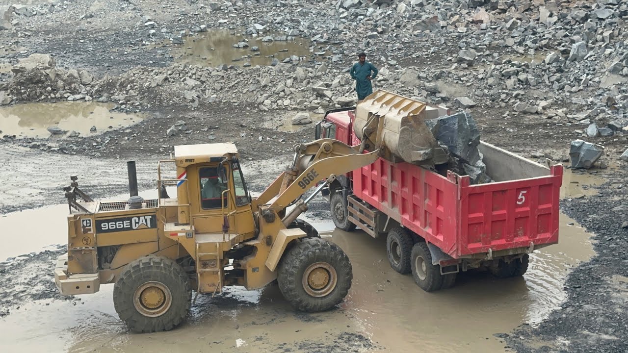 Powerful 966D Loader Rock Loading ActionGiant Rocks Loading with Caterpillar 966D LoaderExtremeRock 
