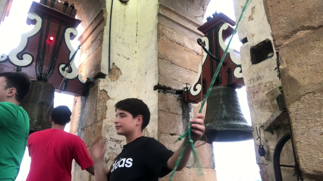 Repiques nos sinos da igreja Cathedral Basílica de Nossa Senhora do Pilar