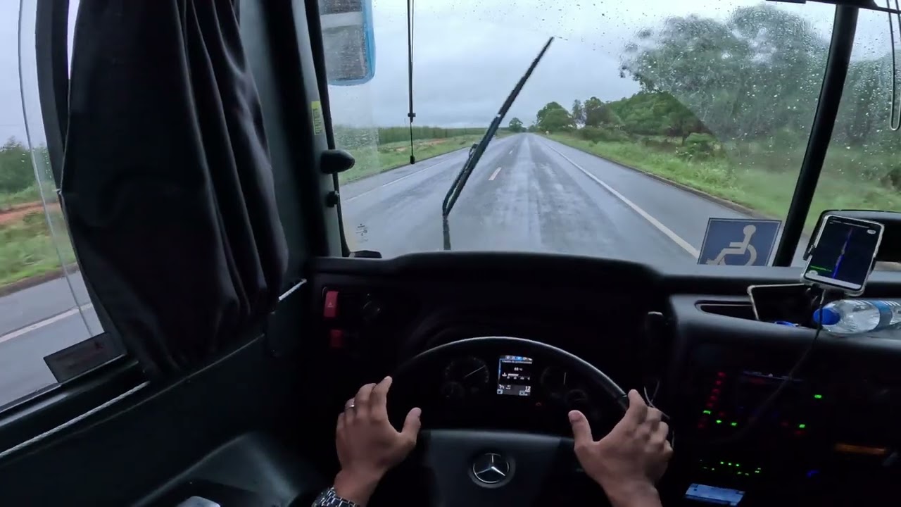 Passando na região de Salinas MG, 1 de março de 2026, viagem de ônibus com chuva.