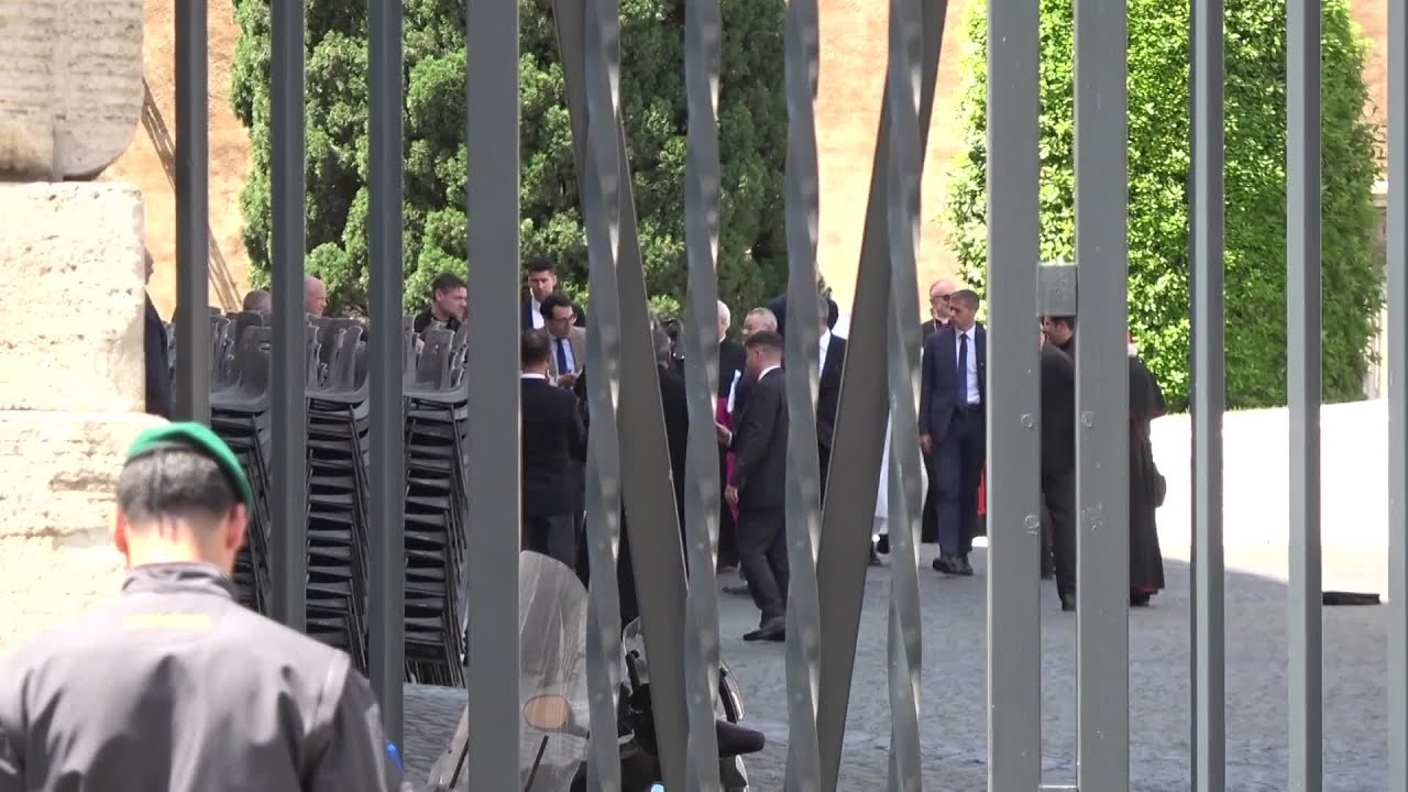 Leone XIV rientra nel suo appartamento dopo l'incontro con i cardinali