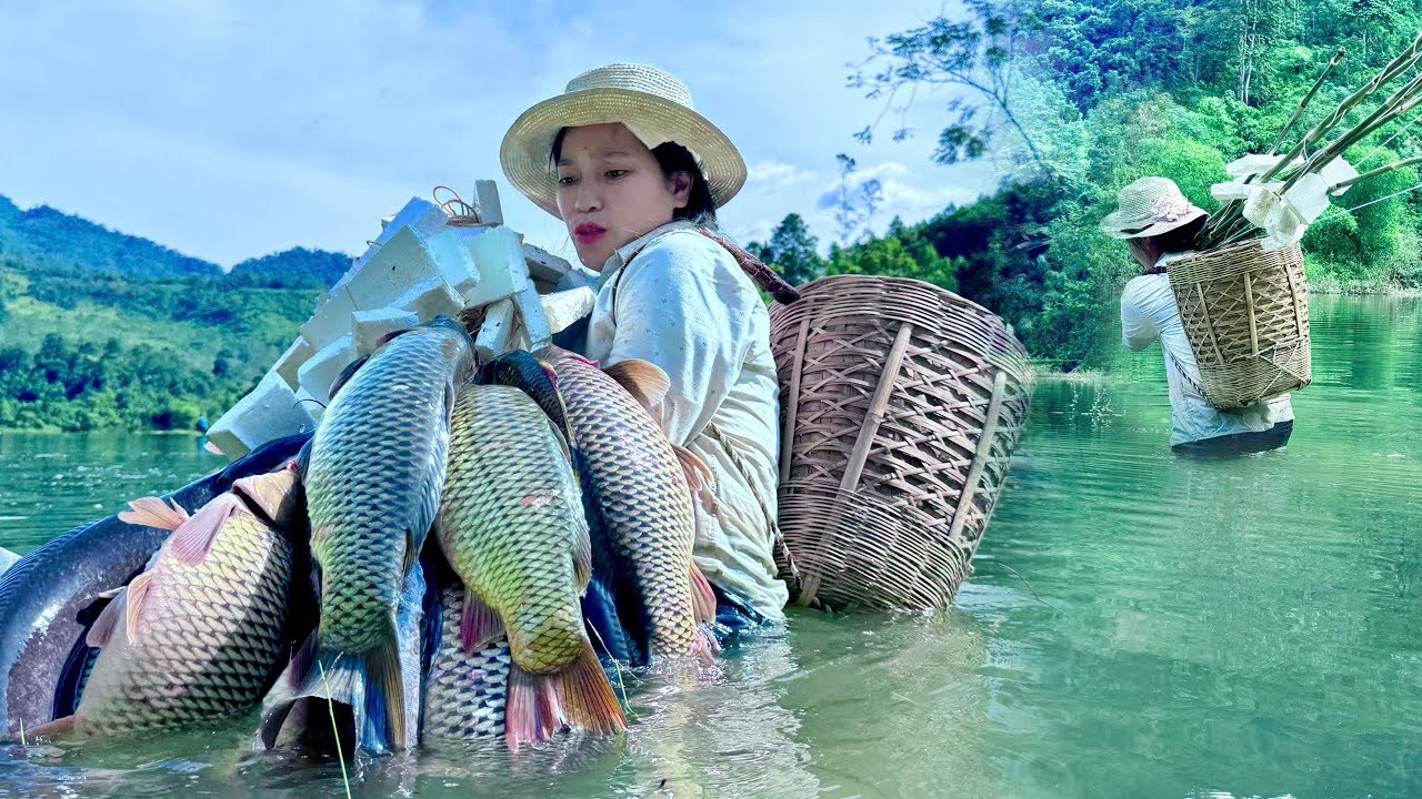 Traditional Fishing Skills - Catching Giant Fish in Ancient Forest with Bamboo Fishing Rod