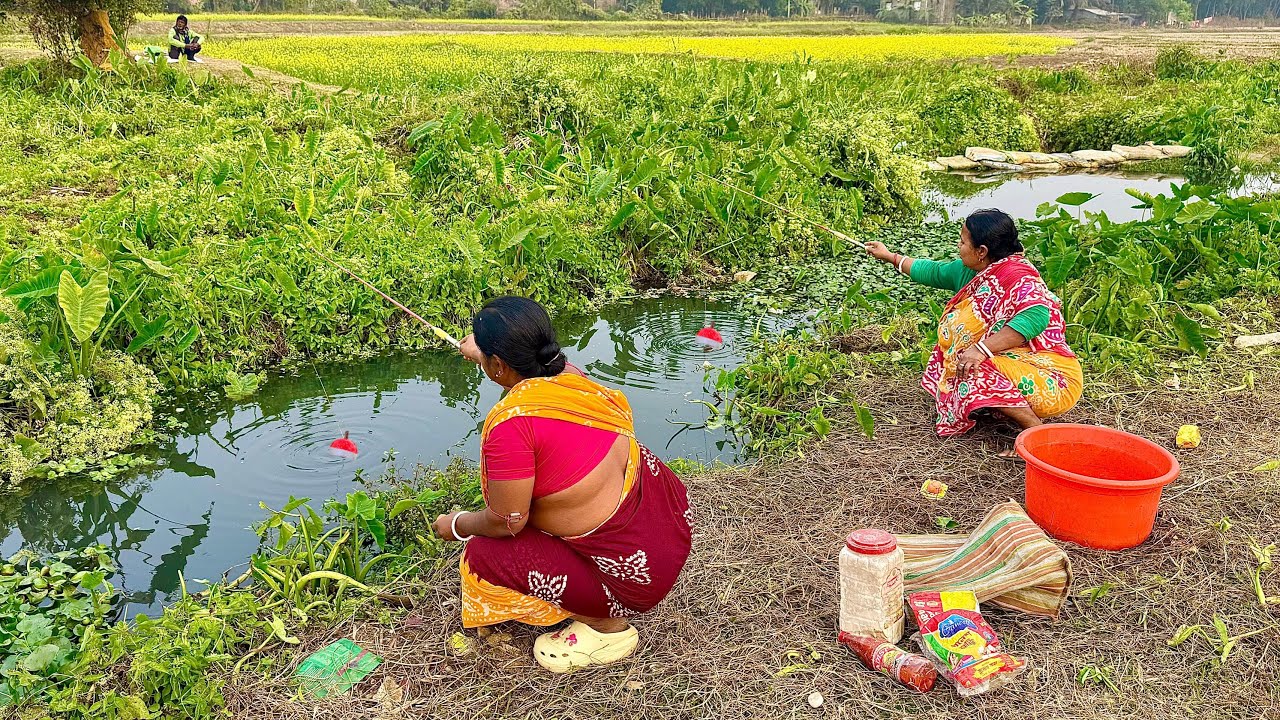 Fishing Video || Two village grandmother cleaned the canal and caught many fish || Best hook fishing