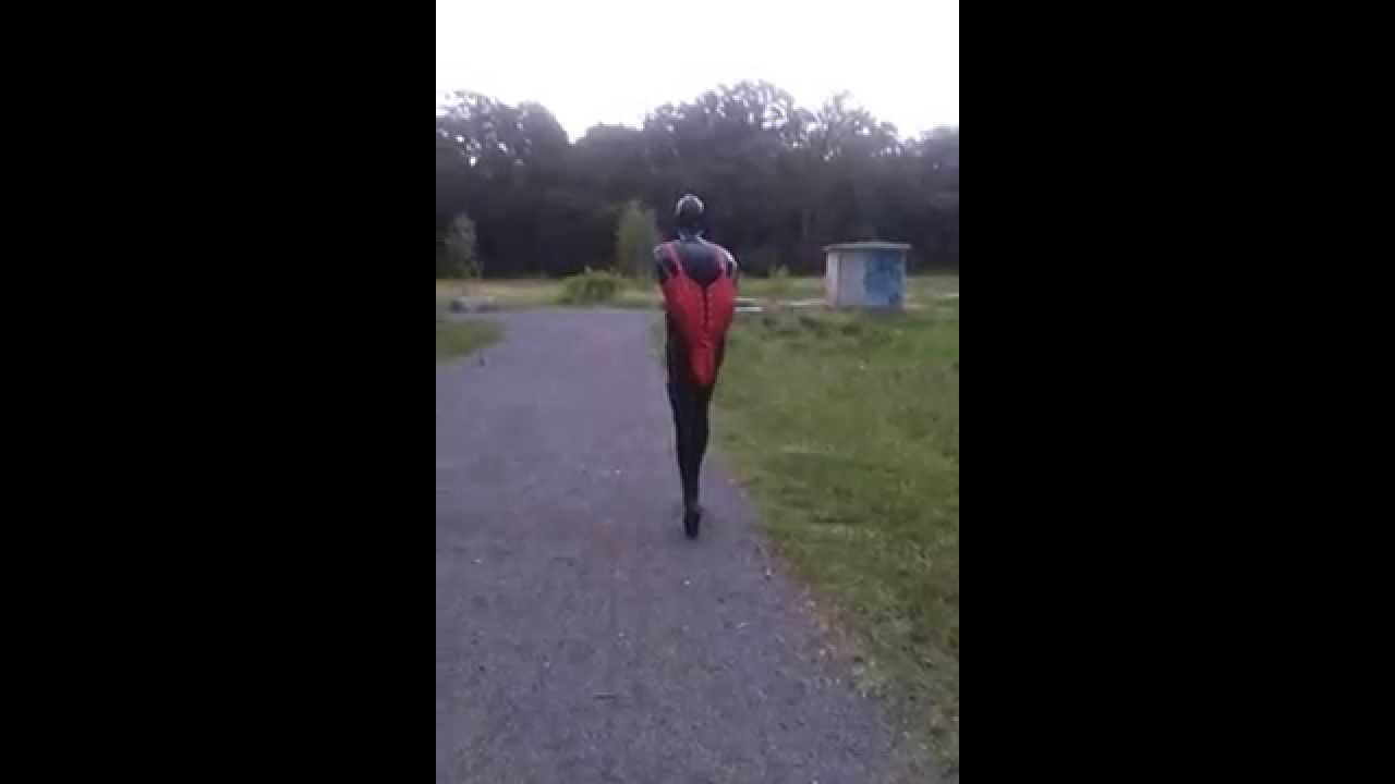 Im Latexanzug mit Monohandschuh spazieren