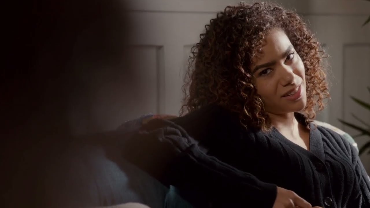 Ginny talks about her problems with Georgia in therapy GINNY AND GEORGIA S2 E5