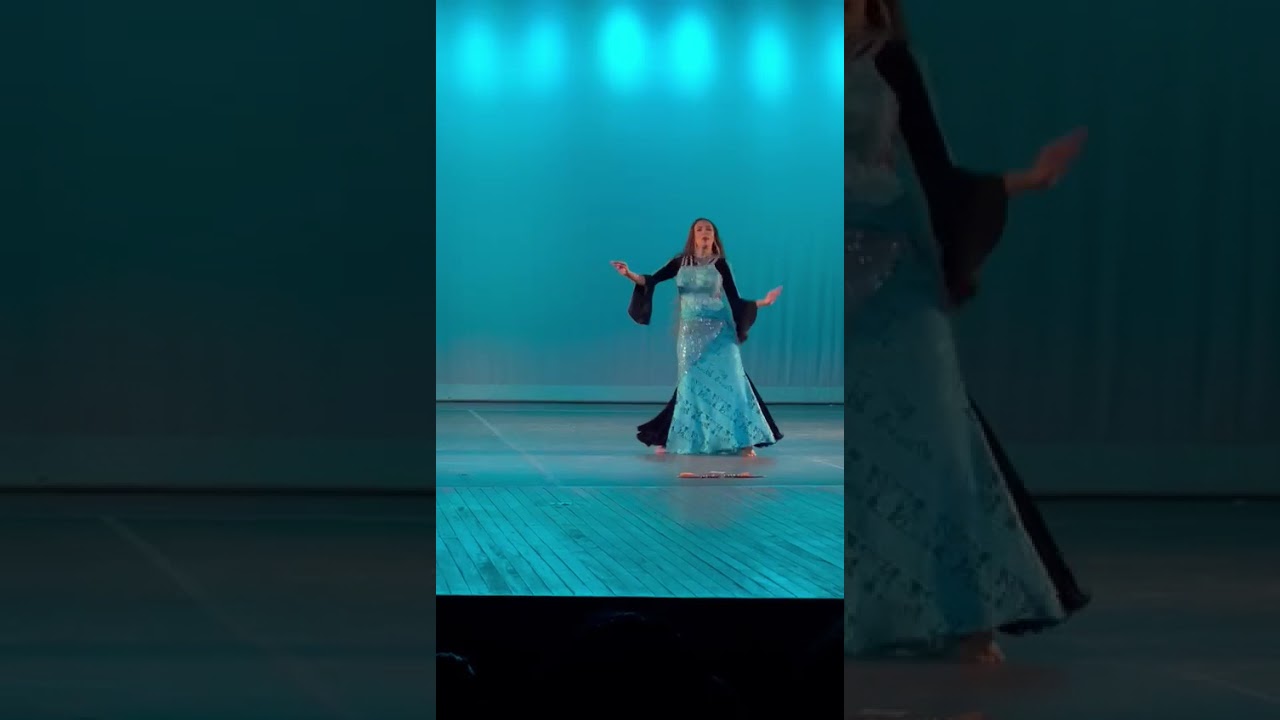 Improviso de dança iraquiana na mostra do Festival Amadança 2025, em Juiz de Fora/MG. 