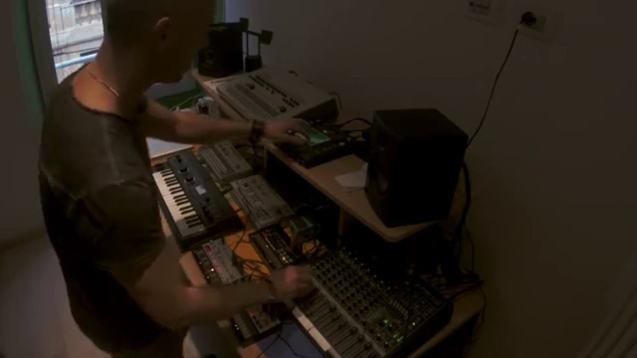 Paolo (paolo sapia) Live Techno TR-909, TB-303, TR-606, Microkorg, Kaossilator, Korg Volca.