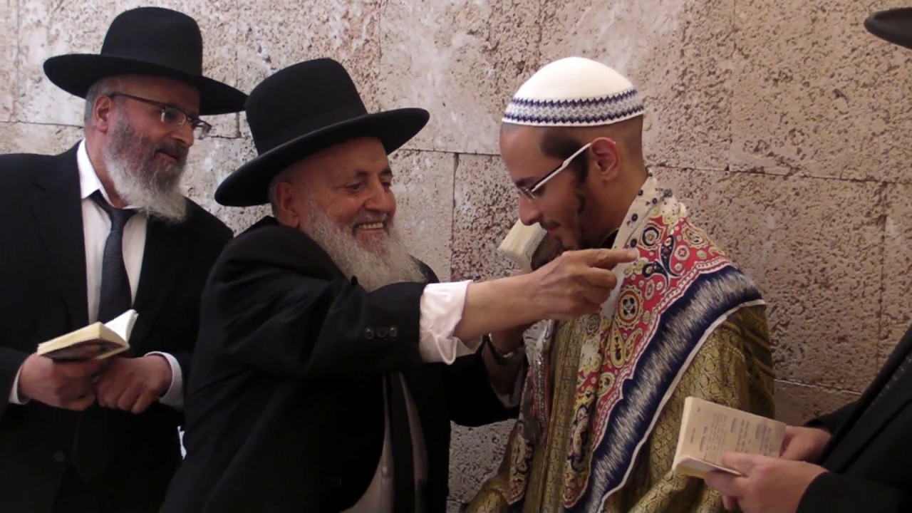 מנהגי תימן - עמידה בעת כניסת חתן והלבשתו ע
