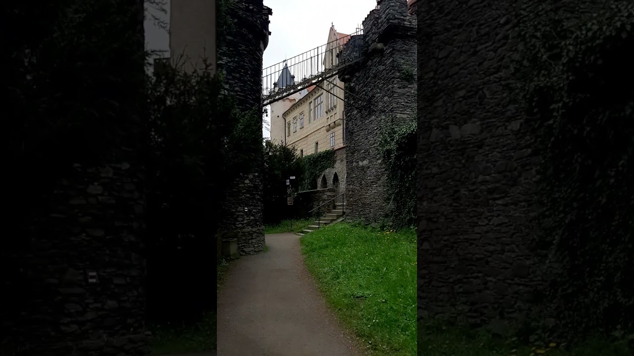 Hrady a z&aacute;mky , Žleby , Kudy z nudy