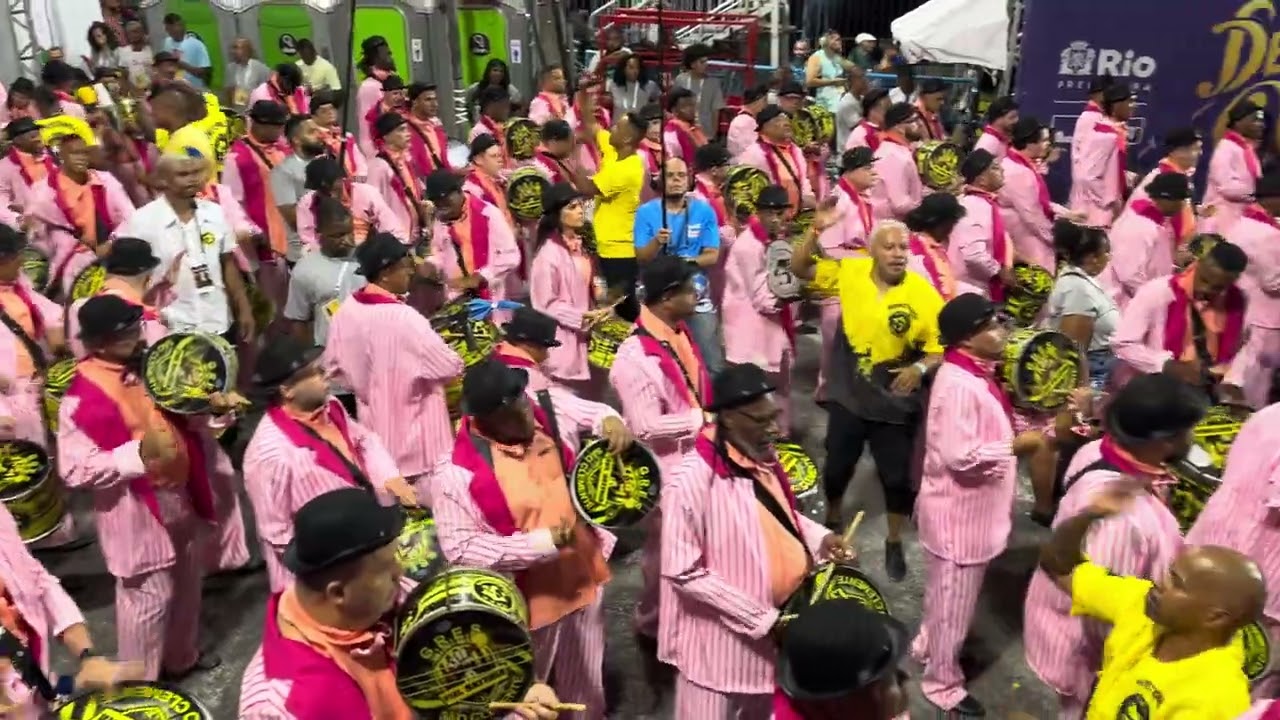 Bateria da São Clemente no desfile oficial de 2024