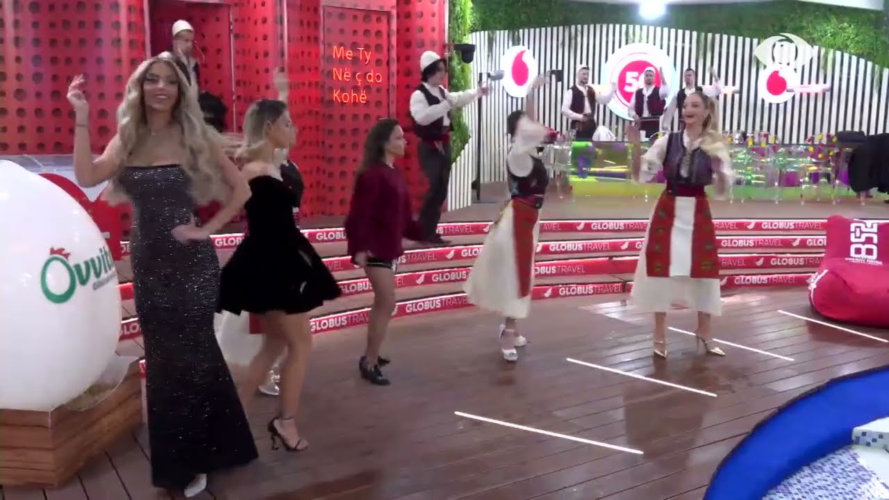 Vajzat e shtëpisë bëjnë provat, për shfaqjen festës së Pavarsisë së Kosovës