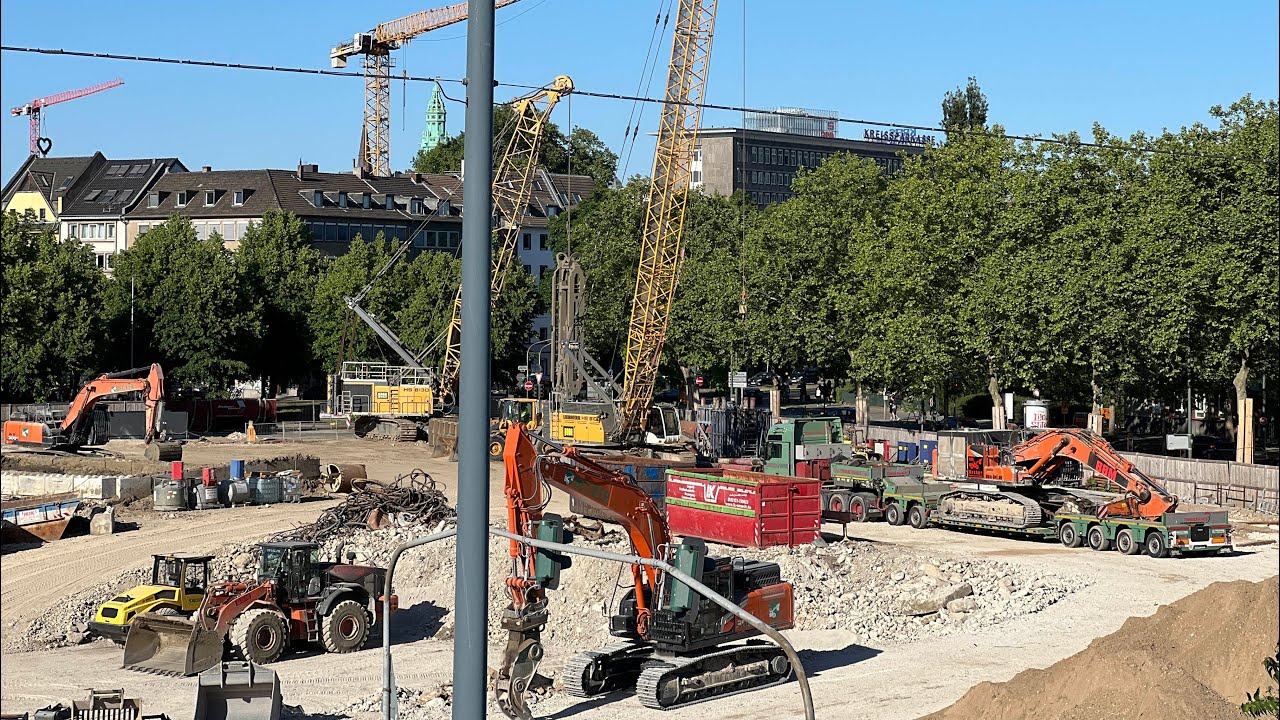 Baustelle - Heavy machinery, Trucks, Loaders, Crane, Excavators, Bulldozers, construction site. 