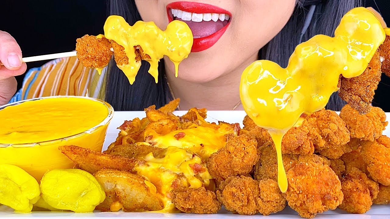 Острый сыр, жареный куриный попкорн и сырные картофельные дольки, едят (джек в коробке) ASMR Phan