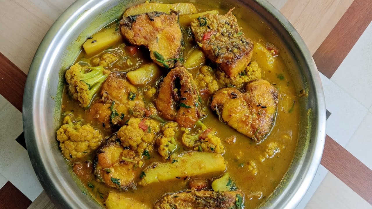 আজ প্রথম বার কেমেরার সামনে আসলাম আর রান্না করলাম আলু ফুলকপি দিয়ে কাতলা মাছের ঝোল।katla fish curry. 