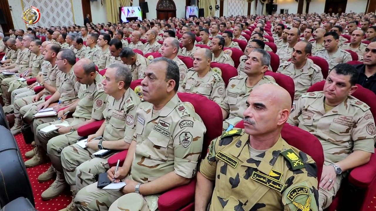 القائد العام للقوات المسلحة وزير الدفاع والانتاج الحربى يلتقى برجال المنطقة المركزية العسكرية