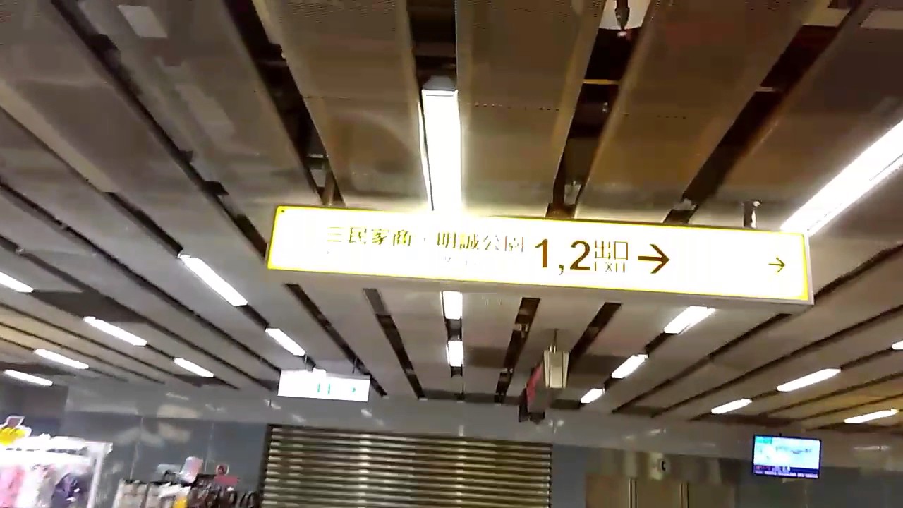 高雄捷運巨蛋站2號出口手扶梯往上