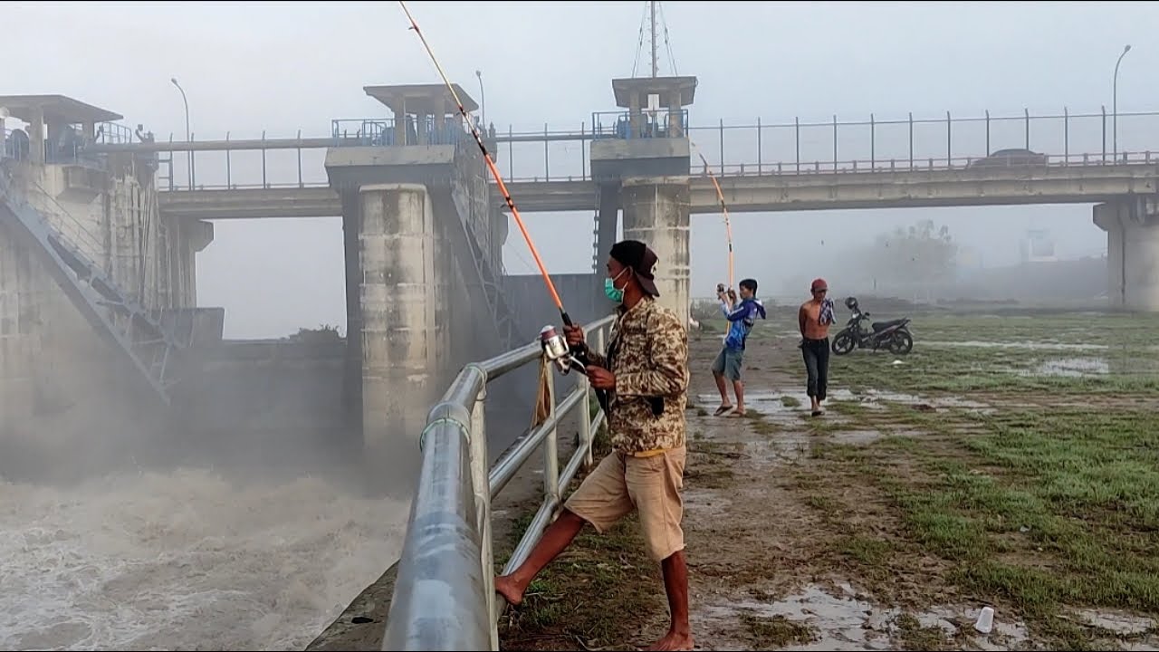 Mancing sengget atau mancing garong di pintu air,, berhenti mendadak karena depan pintu gelap