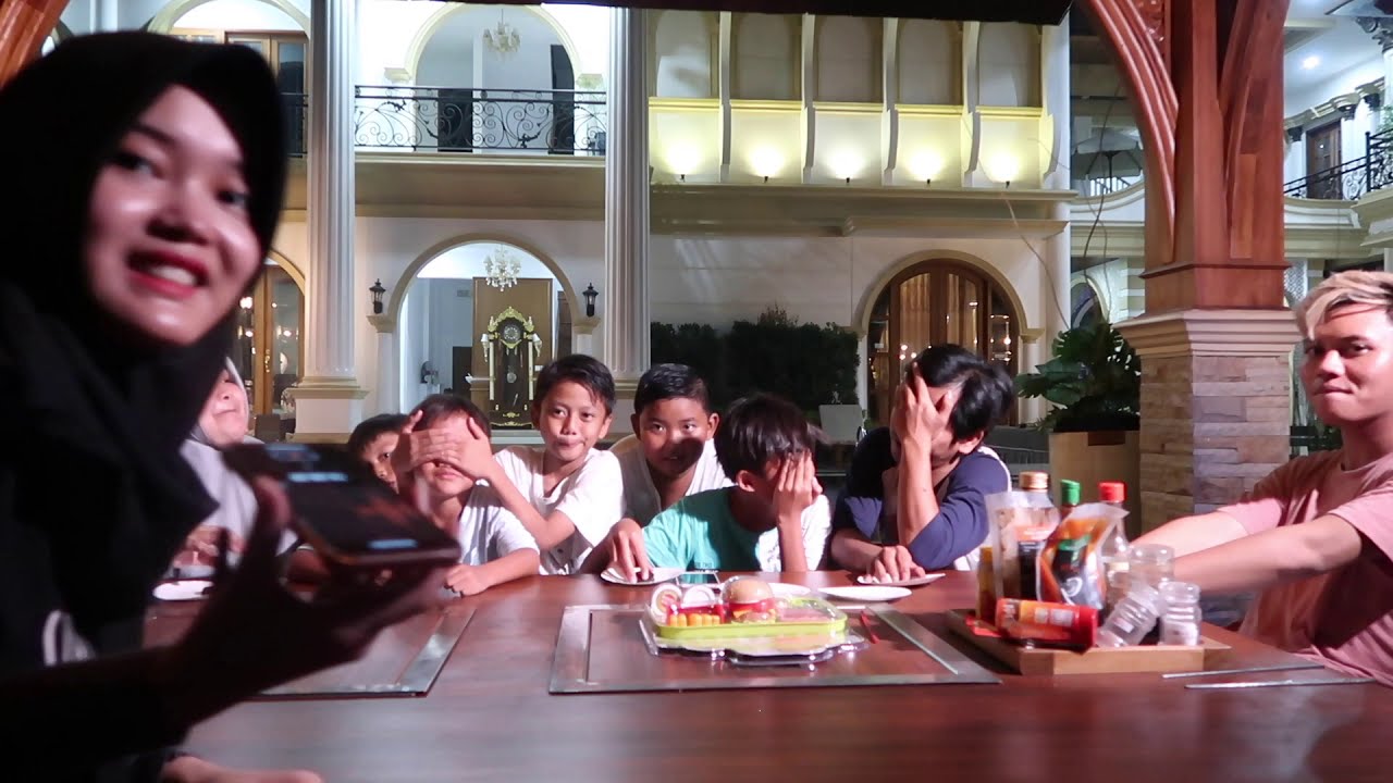 PRANK A'Iky dan Asistennya.. Oreo Isi Odol dan Cabe!!