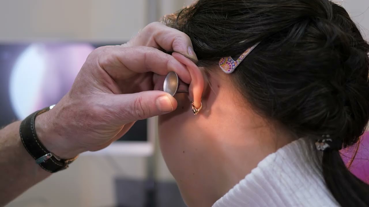 Shtohen problemet e dëgjimit tek të rinjtë/Mjekët: Dëmtohen nga përdorimi i kufjeve|ABC News Albania