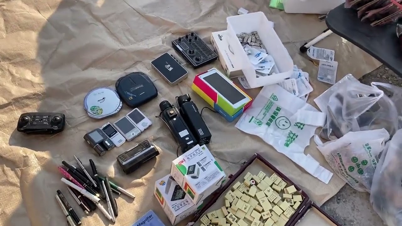 地摊市场捡宝的时候到了翻腾半天或许就有大收获这不就有了么