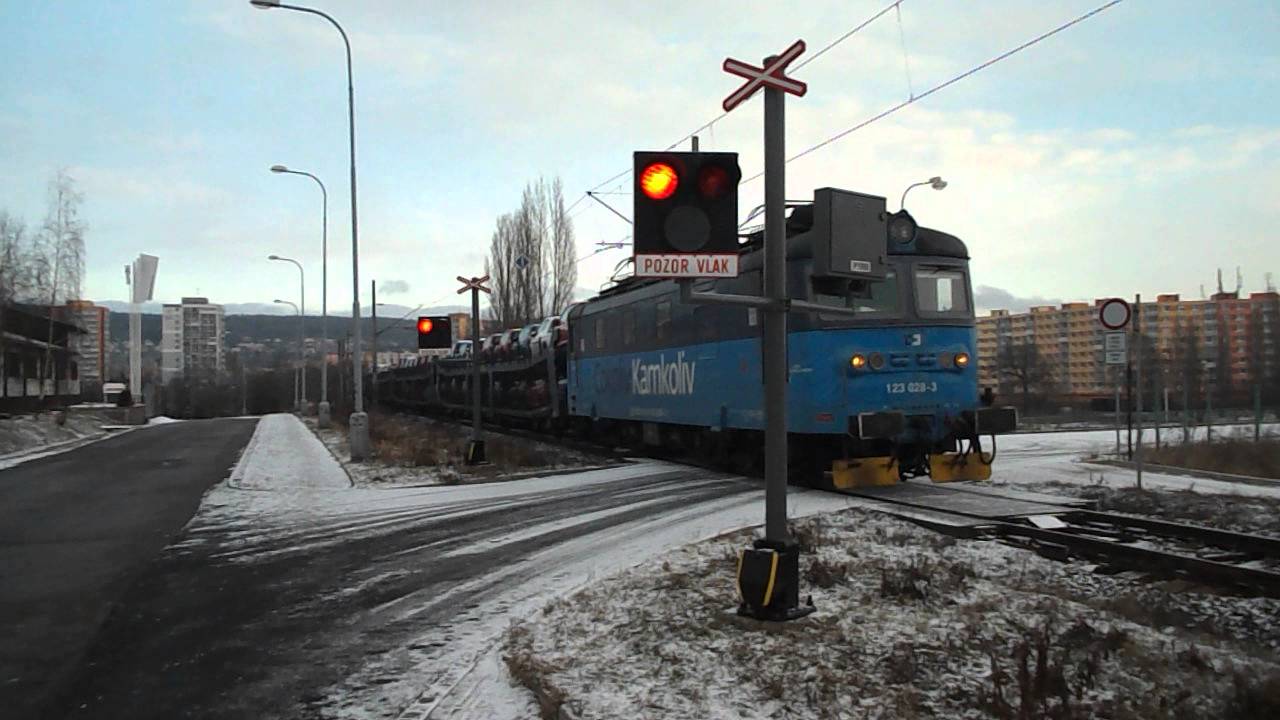 Železniční přejezd AŽD 71 a nákladní vlak s auty - Chomutov, 9. 2. 2013